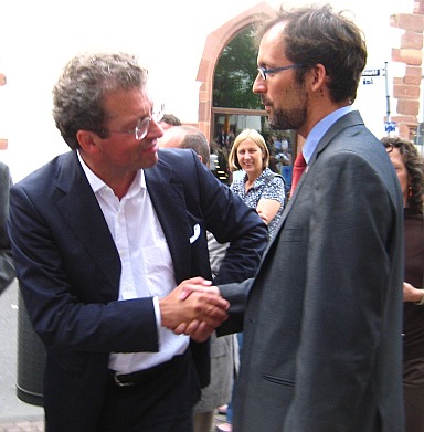 In unterwürfiger Haltung dient sich Stern-Chef Osterkorn den Vertretern der PARTEI an. Osterkorn