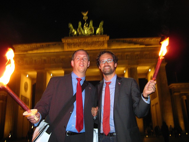 Vertreter der PARTEI-Hessen beim zwanglosen Abendspaziergang in Berlin Fackeln vor dem Brandenburger Tor