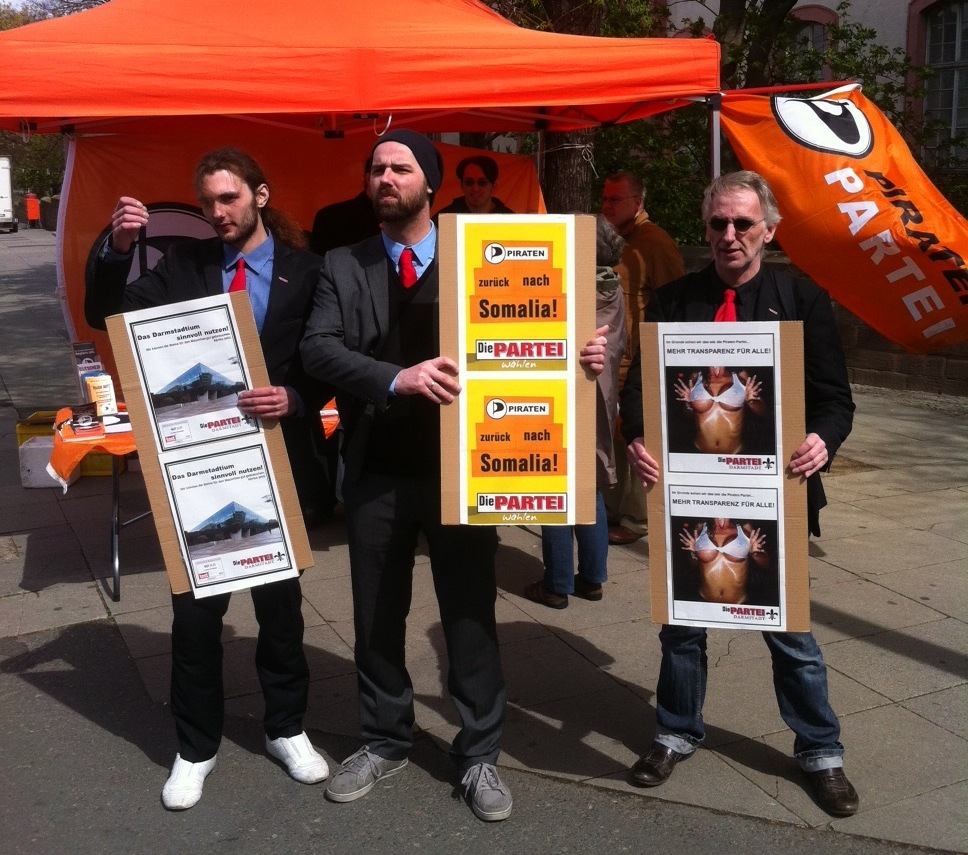 Piraten raus aus Somalia Informationsstand gegen Piraterie