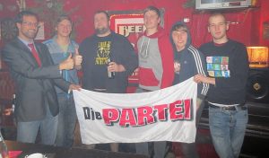 Read more about the article Die PARTEI trifft Staatsfeind Nummer Eins